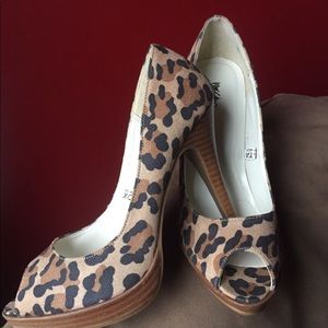 Massimo brand. NEW. Open toe. Size 8/8.5